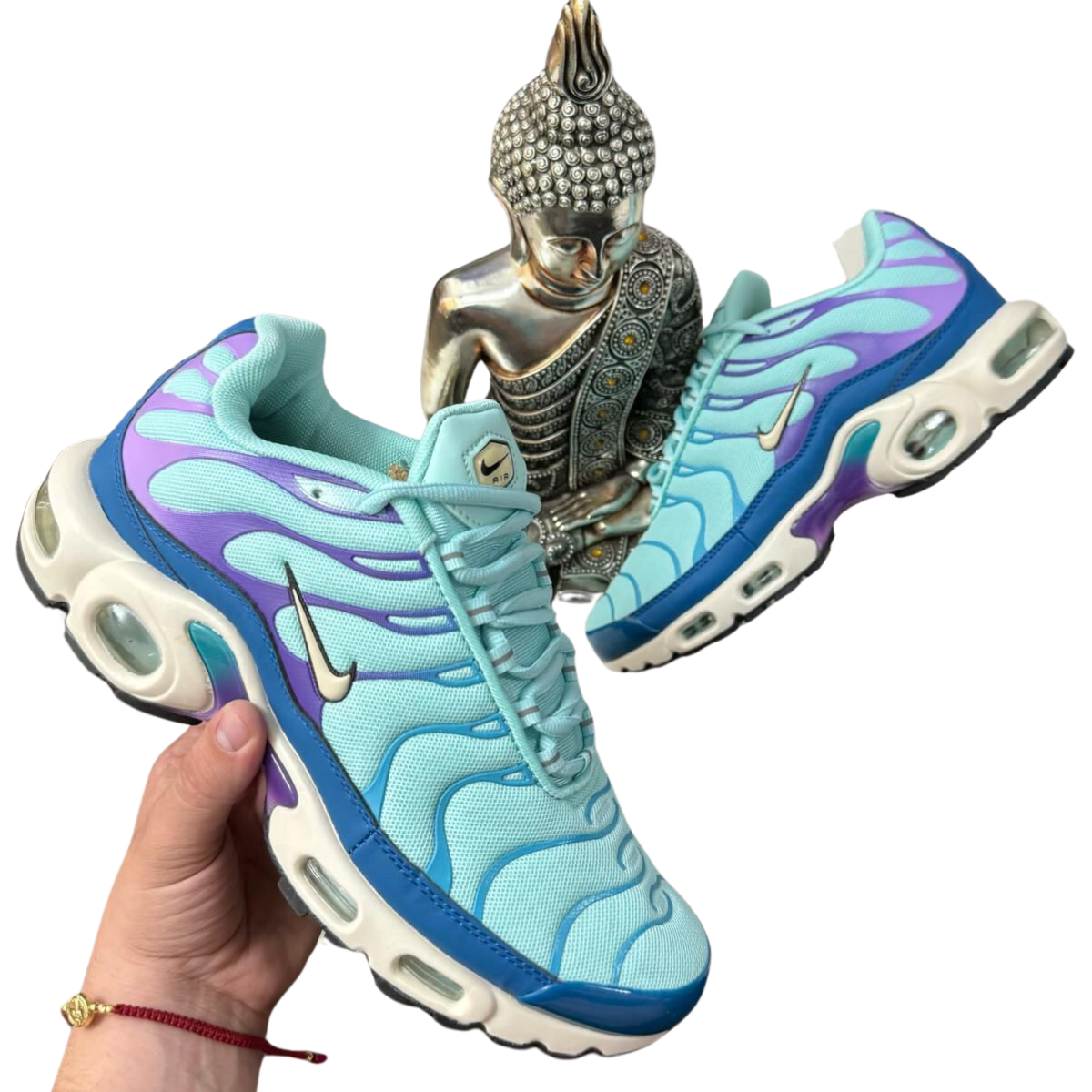 Zapatillas Nike Air Max TN Plus Hombre: La Mejor Opción para Estilo y Comodidad. Si estás buscando el calzado perfecto que combine estilo, comodidad y rendimiento, las zapatillas Nike Air Max TN Plus hombre son la opción ideal para ti. En Onlineshoppingcenterg , entendemos que al comprar zapatillas, no solo buscas un par para caminar, sino también una declaración de moda. En este artículo, te ayudaremos a descubrir por qué estas zapatillas son una inversión inteligente, cómo elegir el modelo perfecto para ti, y cómo puedes aprovechar las ofertas disponibles en nuestra tienda.  ¿Por qué elegir Zapatillas Nike Air Max TN Plus Hombre? Las zapatillas Nike Air Max TN Plus son icónicas por varias razones. Lanzada por primera vez en 1998, este modelo ha captado la atención de atletas y amantes de la moda urbana por igual. Pero, ¿qué hace que las Nike TN sean tan especiales? 1. Tecnología Tuned Air Una de las principales razones por las que los usuarios eligen las Nike Air Max TN Plus es la tecnología Tuned Air . Esta innovación se basa en proporcionar una amortiguación precisa en las zonas donde el pie más lo necesita, reduciendo el impacto de cada pisada y mejorando la estabilidad. Ideal para hombres que buscan zapatillas no solo para el día a día, sino también para actividades deportivas o largas caminatas.  2. Diseño atemporal El diseño de las Nike Air Max TN Plus es simplemente único. Su distintiva estética con líneas fluidas en la parte superior y una suela visible de Air Max las convierte en un modelo reconocible al instante. Ya sea que elijas las clásicas Nike TN blancas o las elegantes Nike TN negras , estarás garantizando un estilo que nunca pasa de moda.  3. Variedad de colores y modelos En Onlineshoppingcenterg , ofrecemos una amplia variedad de Nike Air Max Plus TN , desde los modelos clásicos como el Nike TN Plus 3 hasta las versiones más recientes como las Nike Air Max Plus TN Ultra . Puedes encontrar opciones que se adaptan a tu personalidad y estilo de vida, asegurándote de tener el par perfecto para cualquier ocasión.